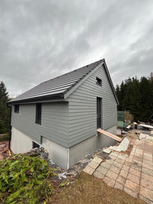 Fasádní obklad z desek Hardie® Plank na celoročně obývaném rodinném domě v Trutnově