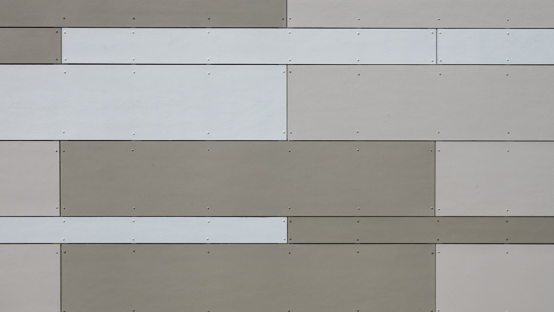 Rekonstrukce bytových domů s fasádními obklady z Hardie® Panelů v italském městě Reggio Emilia