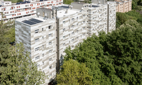 Rekonstrukce bytových domů s fasádními obklady z Hardie® Panelů v italském městě Reggio Emilia