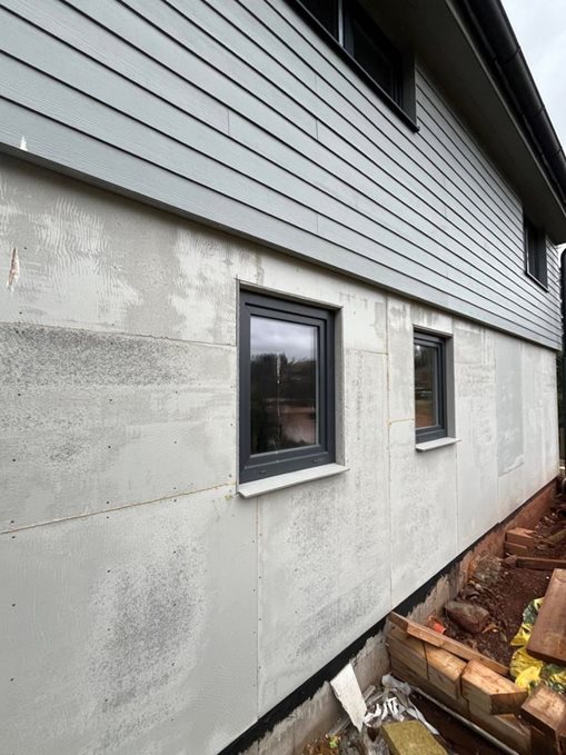 Fasádní obklad z desek Hardie® Plank na celoročně obývaném rodinném domě v Trutnově