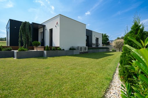 Fasádní panely HardiePanel° na rodinném domě firmy Eko Modular