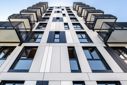 Environmentální prohlášení o produktu (EPD) potvrzuje, že fasádní desky Hardie® Plank a panely Hardie® Architectural Panel jsou ve všech fázích životního cyklu šetrné k životnímu prostředí a účinně využívají zdroje, a proto splňují požadavky na udržitelnou výstavbu. To poskytuje architektům a projektantům spolehlivý základ pro komplexní plánování a hodnocení budov s ohledem na konstrukční a nákladovou efektivitu.