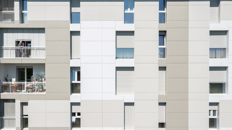 Rekonstrukce bytových domů s fasádními obklady z Hardie® Panelů v italském městě Reggio Emilia