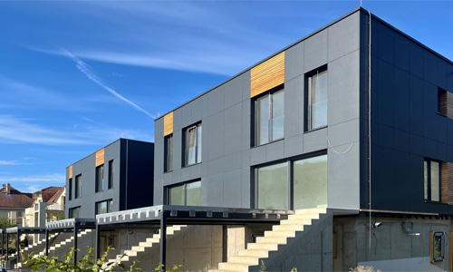 Antracitově šedé Hardie® Panely a modřín v dokonalé rovnováze: moderní domy VEXTA na Zbraslavi